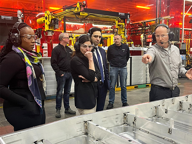 La ministre responsable de FedDev Ontario, Filomena Tassi, regarde une démonstration dans l’entrepôt d’une usine de fabrication de pointe.