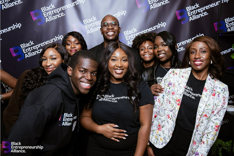 Black Entrepreneurship Alliance présentant un groupe d'entrepreneurs noirs qui sourient.