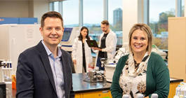 Charles Cuerrier, PDG de l’entreprise Spiderwort Inc. et Danika Bourgeois-Desnoyers, Gestionnaire de l’Unité Entrepreneuriale dans le laboratoire du CAT -B.